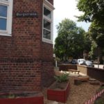 Ab jetzt kümmern sich Kinder, Eltern, und Mitarbeiter:innen um die weitere Bepflanzung.