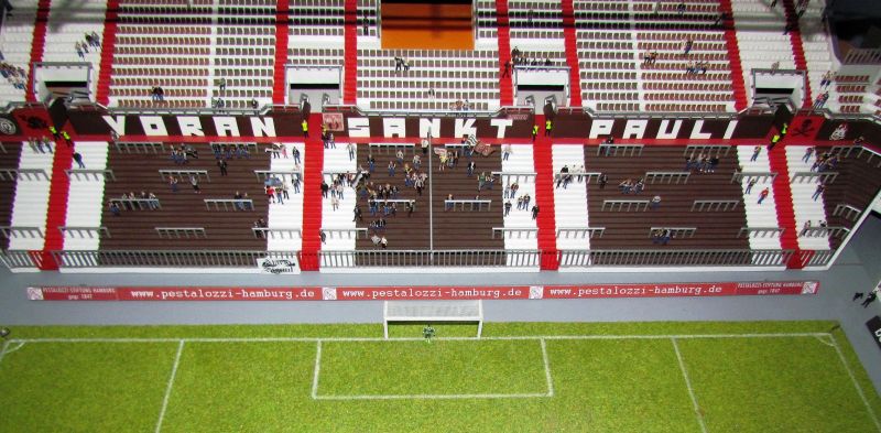 Zu Weihnachten ist das Modell in seinem aktuellen Aufbau noch ein bisschen schöner geworden: es gibt jetzt nämlich Bandenwerbung von der Pestalozzi-Stiftung Hamburg!