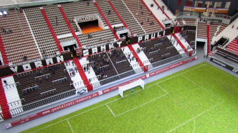 Zu Weihnachten ist das Modell in seinem aktuellen Aufbau noch ein bisschen schöner geworden: es gibt jetzt nämlich Bandenwerbung von der Pestalozzi-Stiftung Hamburg!