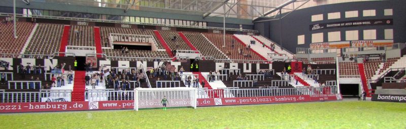 Zu Weihnachten ist das Modell in seinem aktuellen Aufbau noch ein bisschen schöner geworden: es gibt jetzt nämlich Bandenwerbung von der Pestalozzi-Stiftung Hamburg!