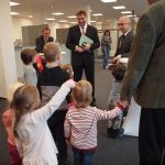 Die Kinder der Kita am Stadtpark werden in der Familienkasse Nord begrüßt.