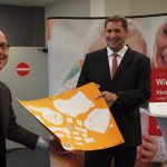 Die Kinder übergaben ein selbstgestaltetes Bild.