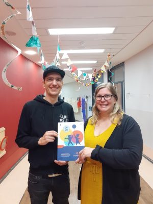 Ole Baumert & Nina Greve von der Kita Piraten-Nest freuen sich über die Kita PRÜF-Plakette Ole Baumert & Nina Greve von der Kita Piraten-Nest freuen sich über die Kita PRÜF-Plakette